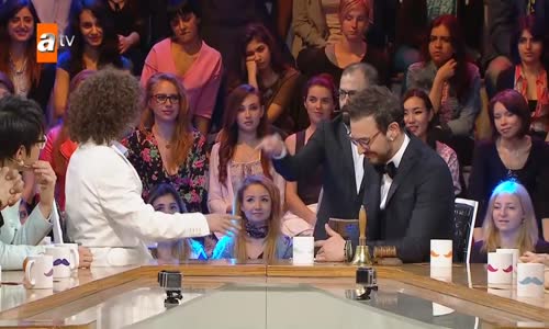 Danilo, Manuel'e ''Ben Kimim'' Oyununda Fatih Terim'i Anlatmaya Çalışırsa