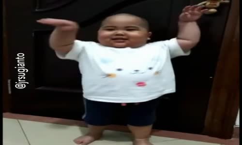 Tombul Bebeğin Hunharca Dans Etmesi