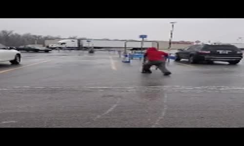 Market Arabasını Yerine Koymak İsteyen Adamın Buz ile İmtihanı 