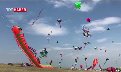 Rengarenk Uçurtmalar Gökyüzünü Şenlendirdi