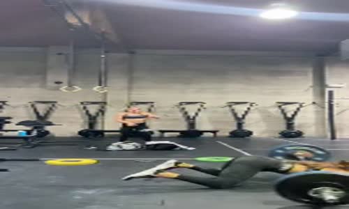 Kaldırdığı Halterin Altında Kalan Kadın 