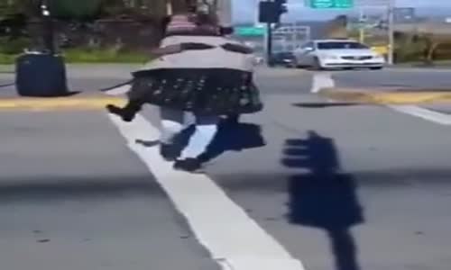 Trafik Işıklarında Mükemmel Bir Gösteri Sergileyen Eleman