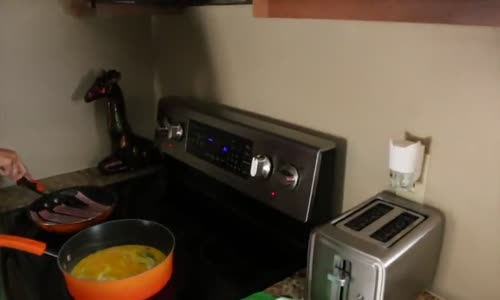 Sevgiliyi Klozete Yapıştırma Şakası