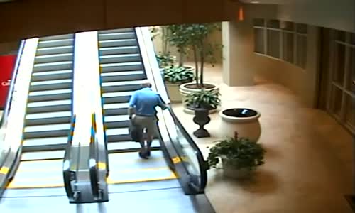 Yürüyen Merdivenden Uzanarak Çıkan Dayı