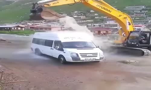 Kepçenin Kovasıyla Arabayı Yıkaması