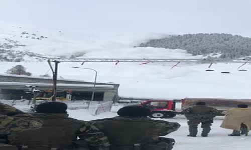 Çığ Altında Kalmaktan Son Anda Kurtulan İsviçreli Askerler