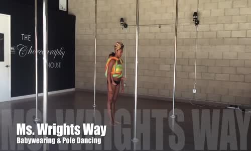 Sırtında Çocuğu İle Direk Dansı Yapan Kadın