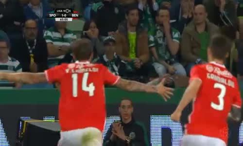 Ağızları Açık Bırakan Frikik Golü!