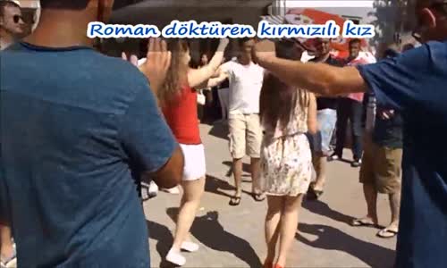 Roman Havasında Döktüren Kırmızılı Kız