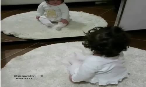 Aynada Kendisine Gülen bebek
