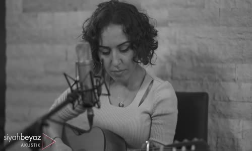 Ela Nur Akbulut - Her Şey Seninle Güzel (SiyahBeyaz Akustik)