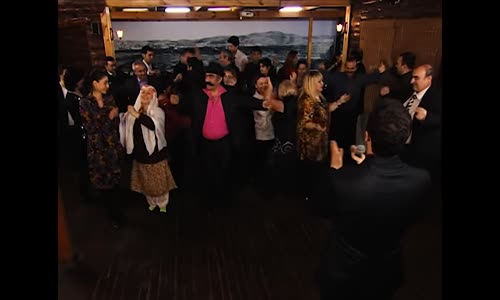 Akasya Durağı - Seyit Kimin Fotoğrafını Çekiyor