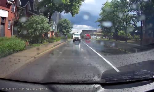 Kasıtlı Olarak Sokakta Yürüyen İnsanlara Su Sıçratan Sürücü