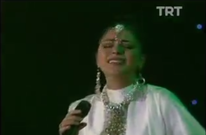 Zara-Uyan Ey Gözlerim Uyan 