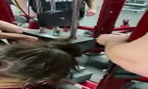 Spor Salonunda Ağırlık Çalışırken Saçları Ağırlıklara Dolanan Kadının Zor Anları 