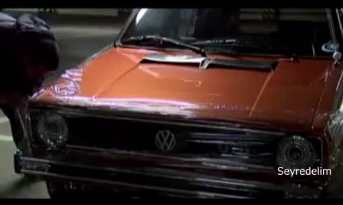 Aracını Her Park Ettiğinde Streç Film ile Kaplayan Genç