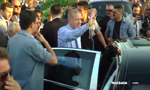 Başkan Erdoğan'ın KKTC'de Arabanın Üzerine Çıktığı Anlar