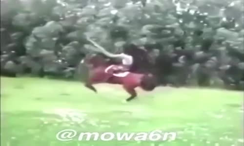 At Üstünde İp Atlayan Adam