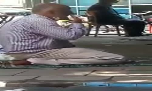 Cuma Hutbesini Dinlerken Sigara Tüttüren Amca 