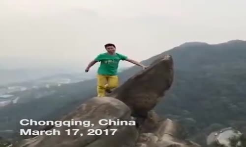 Artistlik Poz Verirken Uçuruma Yuvarlanan Çinli