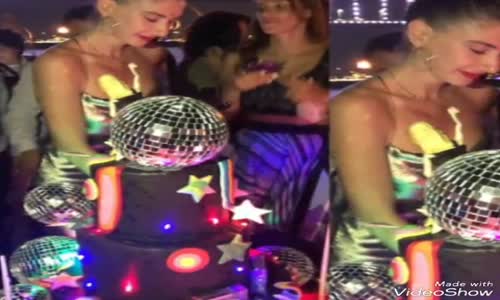 Şeyma Subaşı 28.Yaş Gününü Arkadaşlarıyla Birlikte Kutladı