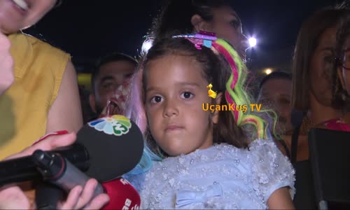 Demet Akalın'ın Kızı Hira Annesinin Konserini İzledi