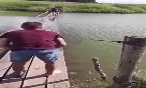 Kaygan Köprü Mağduru Olan Genç 