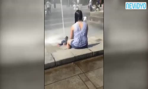 Tazyikli Suya Kafasını Uzatan Çocuk