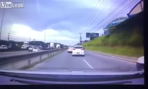 Trafikte İnatlaşan Sürücülerin Kavgası 