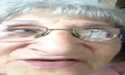 Sabah Erken Kalkar Bacak Arasından Sarkar Şarkısını Söyleyen Teyze