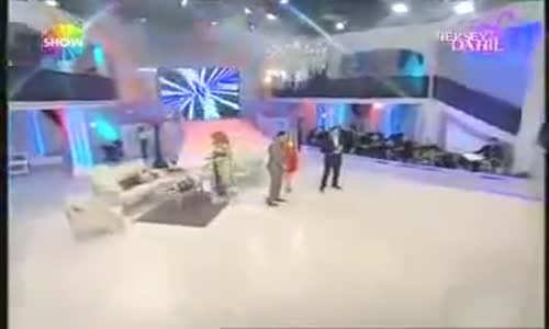 Bayhan Kim Bu Gözlerindeki Yabancı