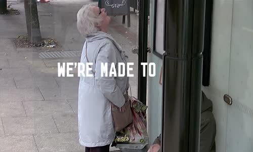 Durakta Bekleyen İnsanları Fitness Yapmaya Teşvik Eden Pano