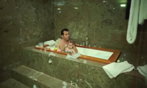 Ver Elini Aşk- Kaan, Sue Bebekle Banyo Yapıyor