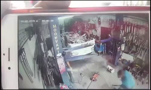 Kamyoneti Liftten Düşüren Usta