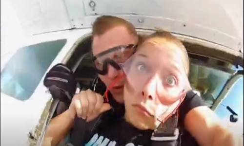 Paraşütle Atlayış Yaparken Takma Dişi Düşen Kadın