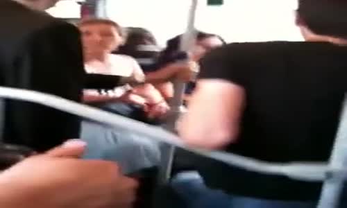 Metrobüste Yanına Erkek Oturtmayan Kadın