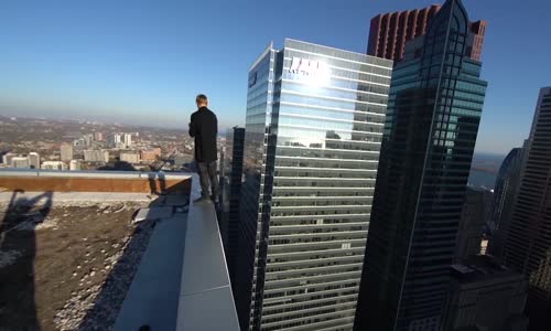 Yükseklik Korkusu Olan İnsanlara Üç Buçuk Attıran Gençten Adrenalin Dolu Video!