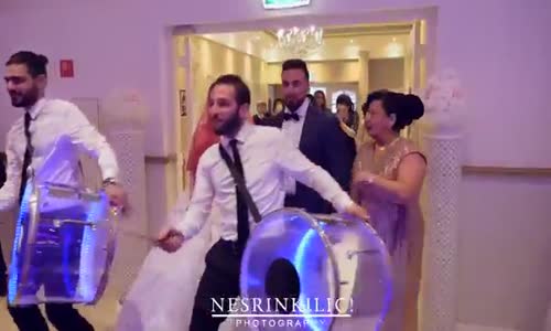 Davullarla Muhteşem Bir Gelin Damat Girişi