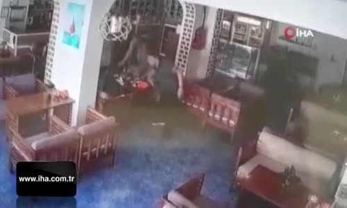 Van'da deprem anı güvenlik kamerasında 