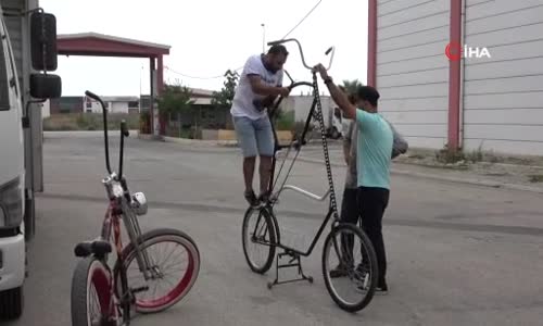Sosyal mesafeyi korumak için 2 buçuk metre uzunluğunda bisiklet yaptı 