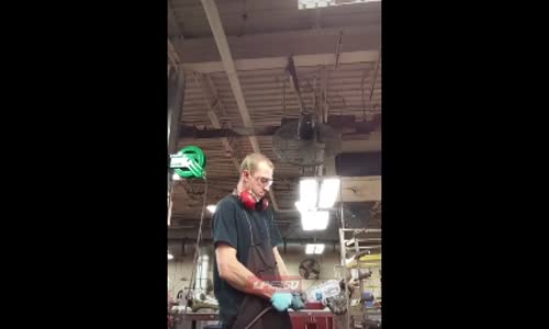 Pet Şişeyi Hava ile Patlatan İşçi