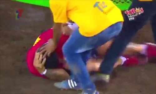 İki Boğa Tarafından Boynuzlanan Şanssız İdiot