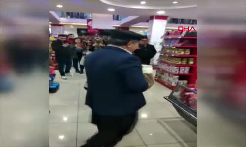 Poşet Parası Vermemek İçin Markete Eşekle Giren Vatandaş