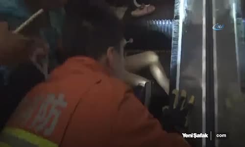 Küçük Çocuğun Ayağı Yürüyen Merdivene Sıkıştı