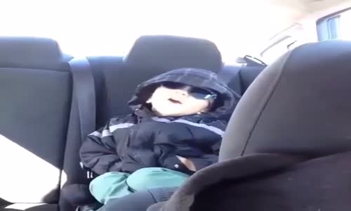 Çocuğun Love Me Like You Do Seslendirmesi