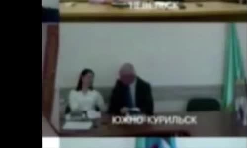 Bir konferans sırasında  belediye başkanı  Oynaşmaları