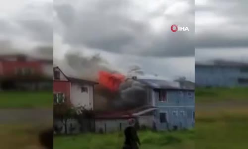 İki katlı evin çatısı alevlere teslim oldu 