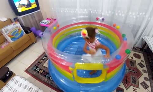 Zıplama havuzunu renkli topla doldurduk...Eğlenceli çocuk videosu