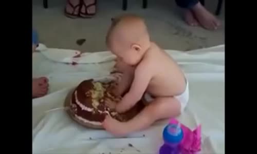pasta yiyen sevimli bebek