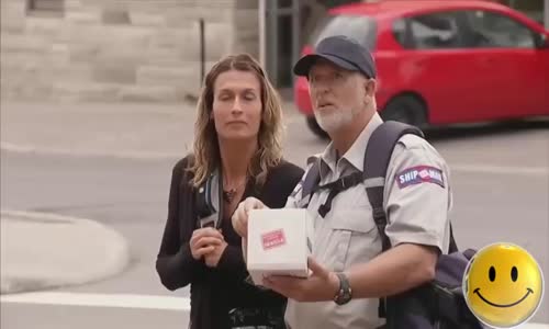 Postacının Yoldan Geçenlere Şaka Yapması